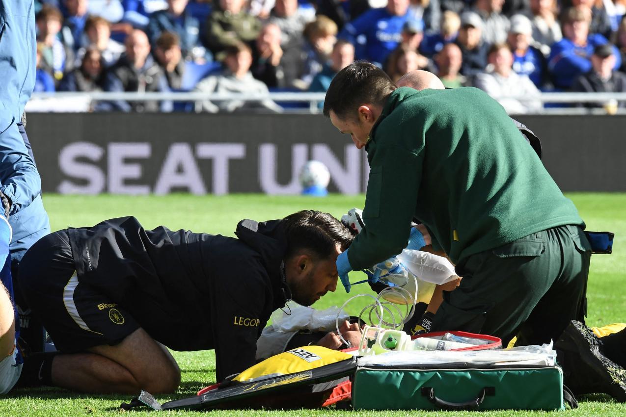 Emiliano Martinez wurde ins Krankenhaus gebracht. © APA/afp / PETER POWELL