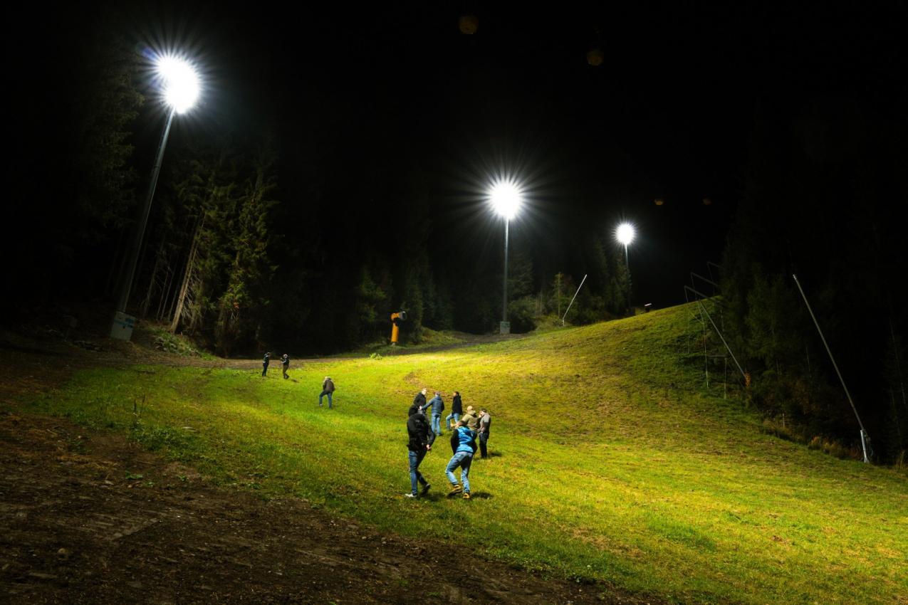 Erstmals wird in diesem Winter in Alta Badia ein Nacht-Slalom ausgetragen. Zuletzt fand die Inspektion unter Flutlicht statt.