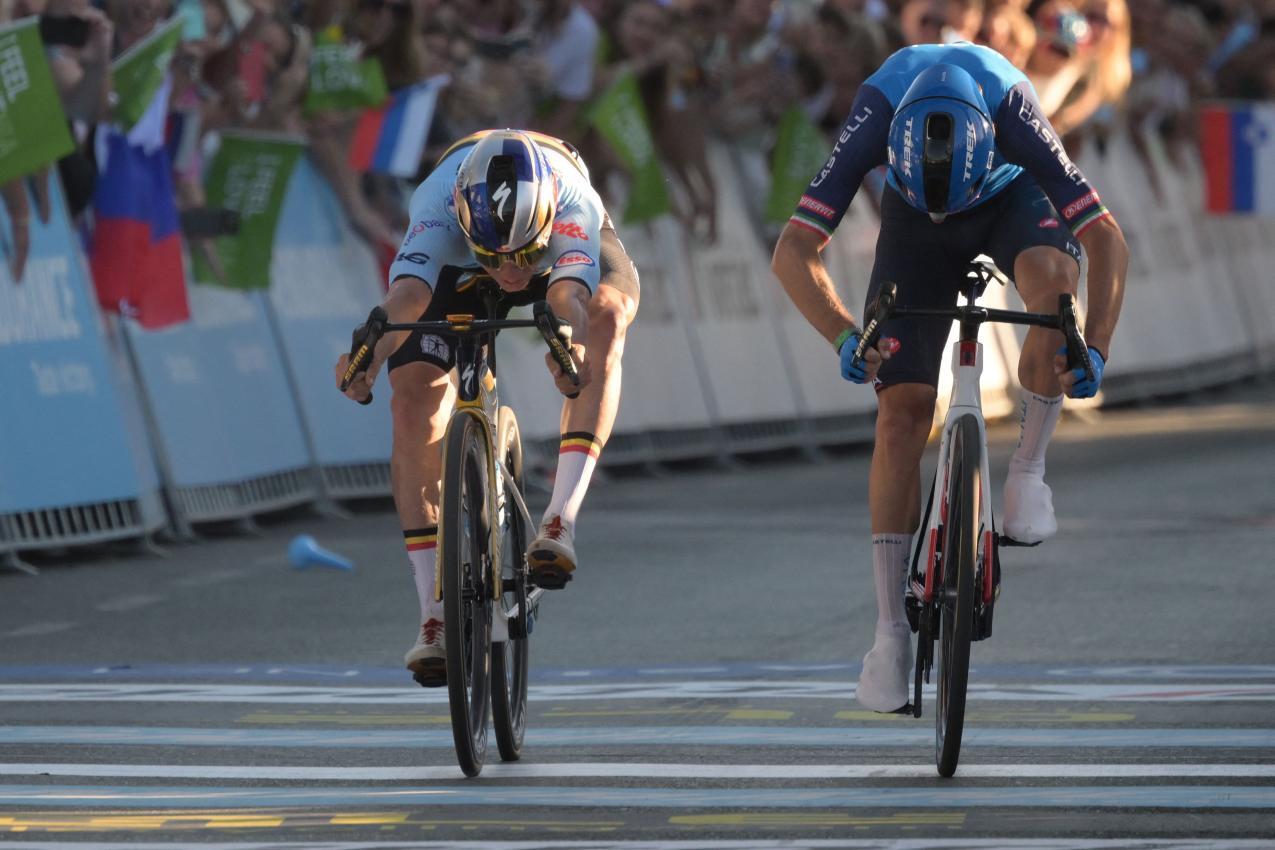 Evenepoel (l.) setzte sich im Zielsprint gegen Ciccone durch. © APA/afp / JURE MAKOVEC