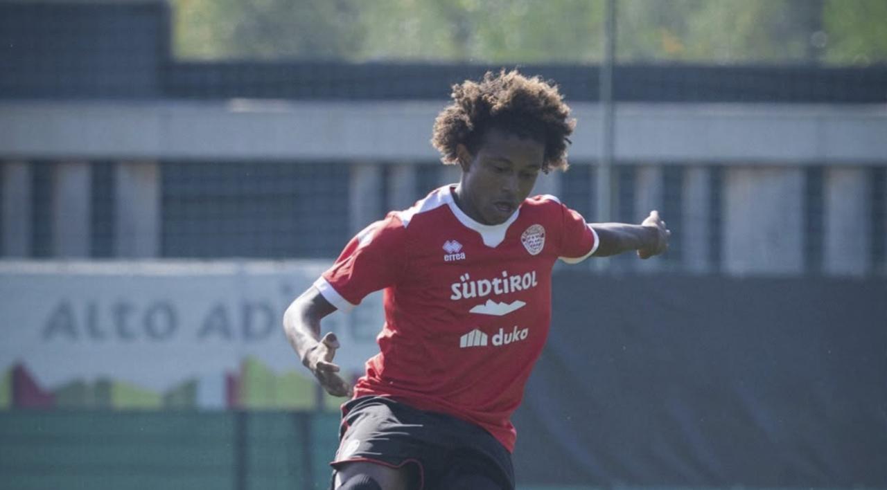Exaver Mina – hier im Testspiel mit den Profis gegen Wacker Innsbruck – gilt als hochveranlagter Offensivspieler.