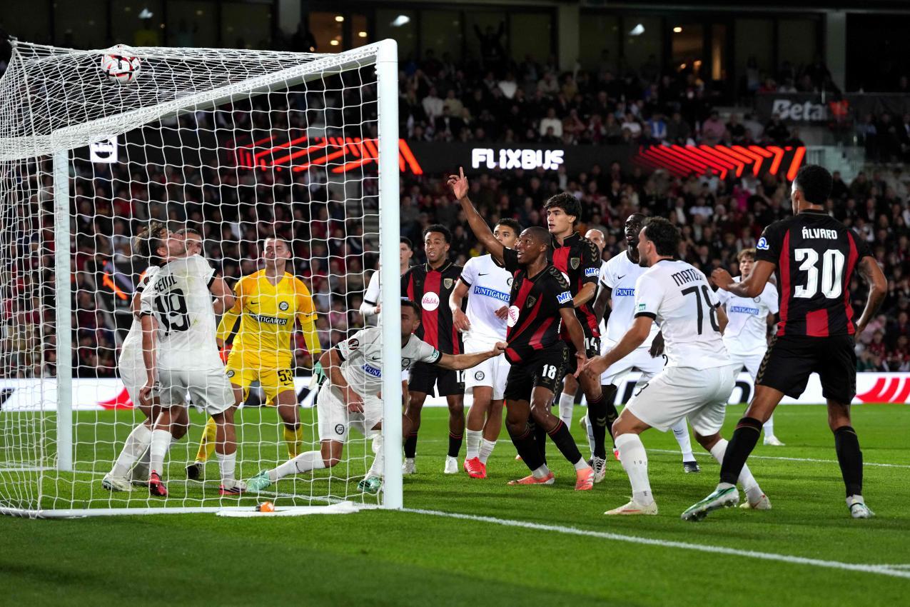 Für Sturm Graz (in den weißen Trikots) gab es in England nichts zu holen. © APA/afp / BEN STANSALL