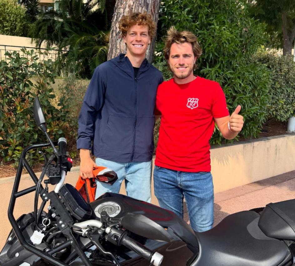 Jannik Sinner (links) hat die Prüfung für den A-Führerschein bestanden. © monaco_bonne_conduite