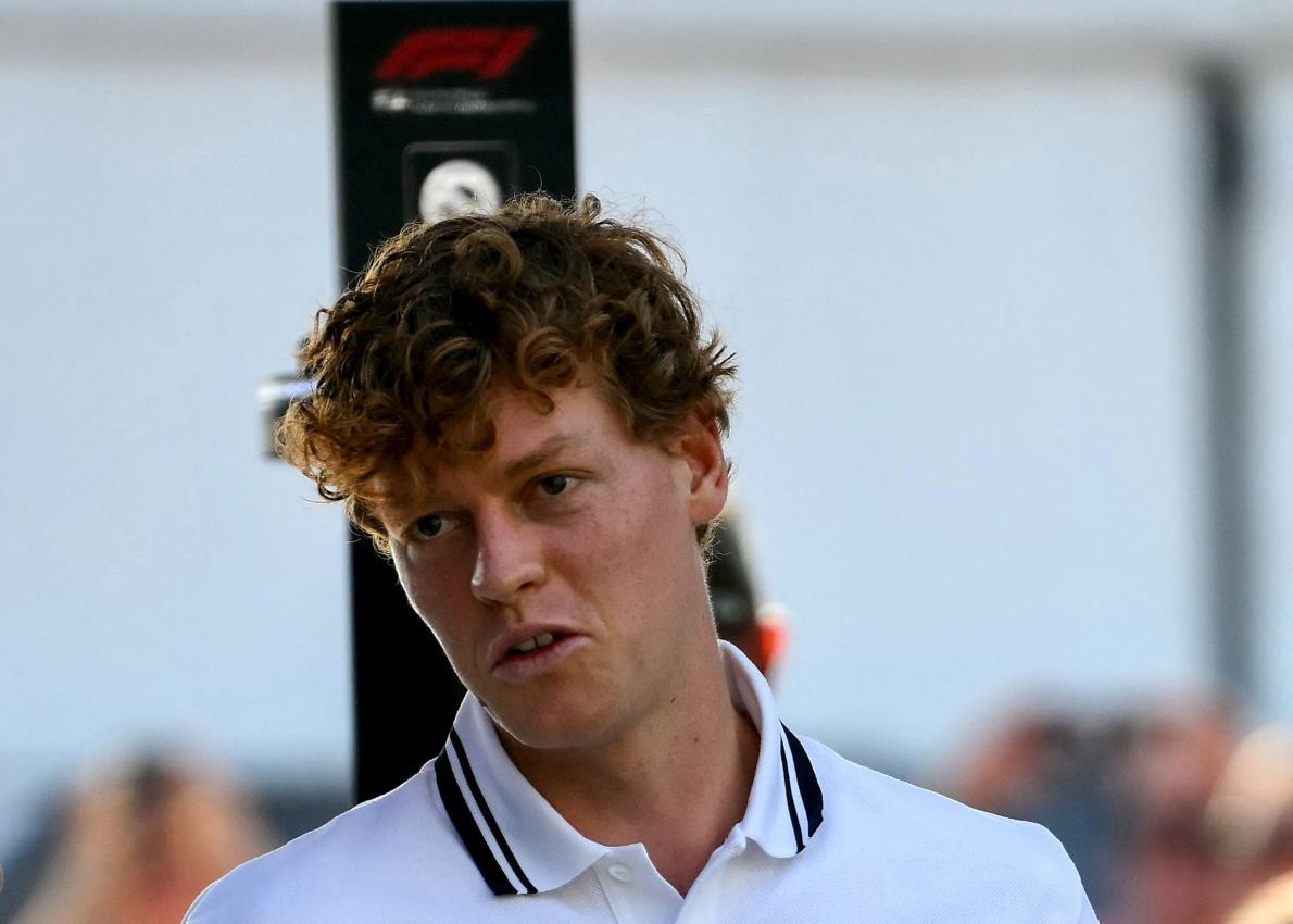 Jannik Sinner muss weiterhin auf sein Comeback warten. © APA/afp / MARCO BERTORELLO
