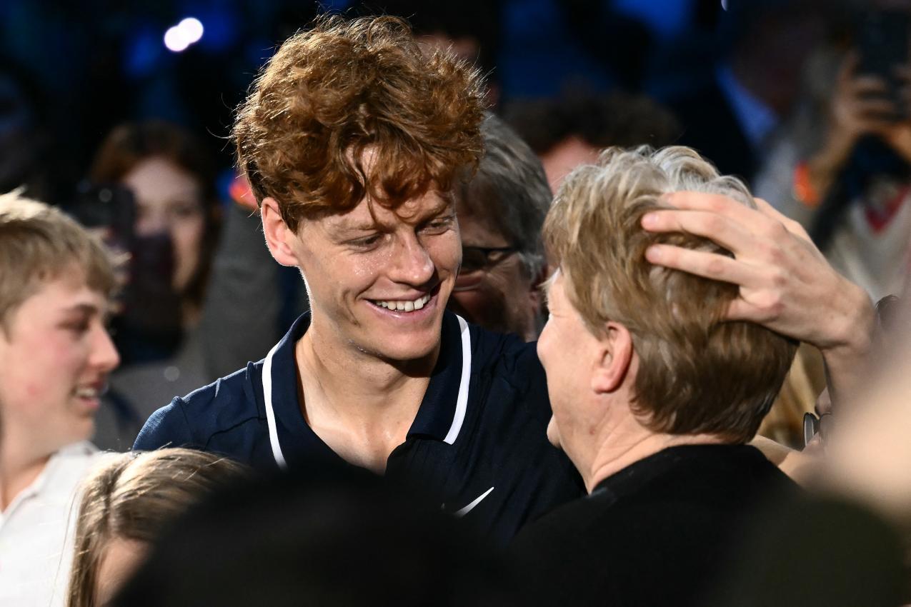 Jannik Sinner und sein Papa Hanspeter verbindet ein enges Verhältnis. © AFP / MARCO BERTORELLO