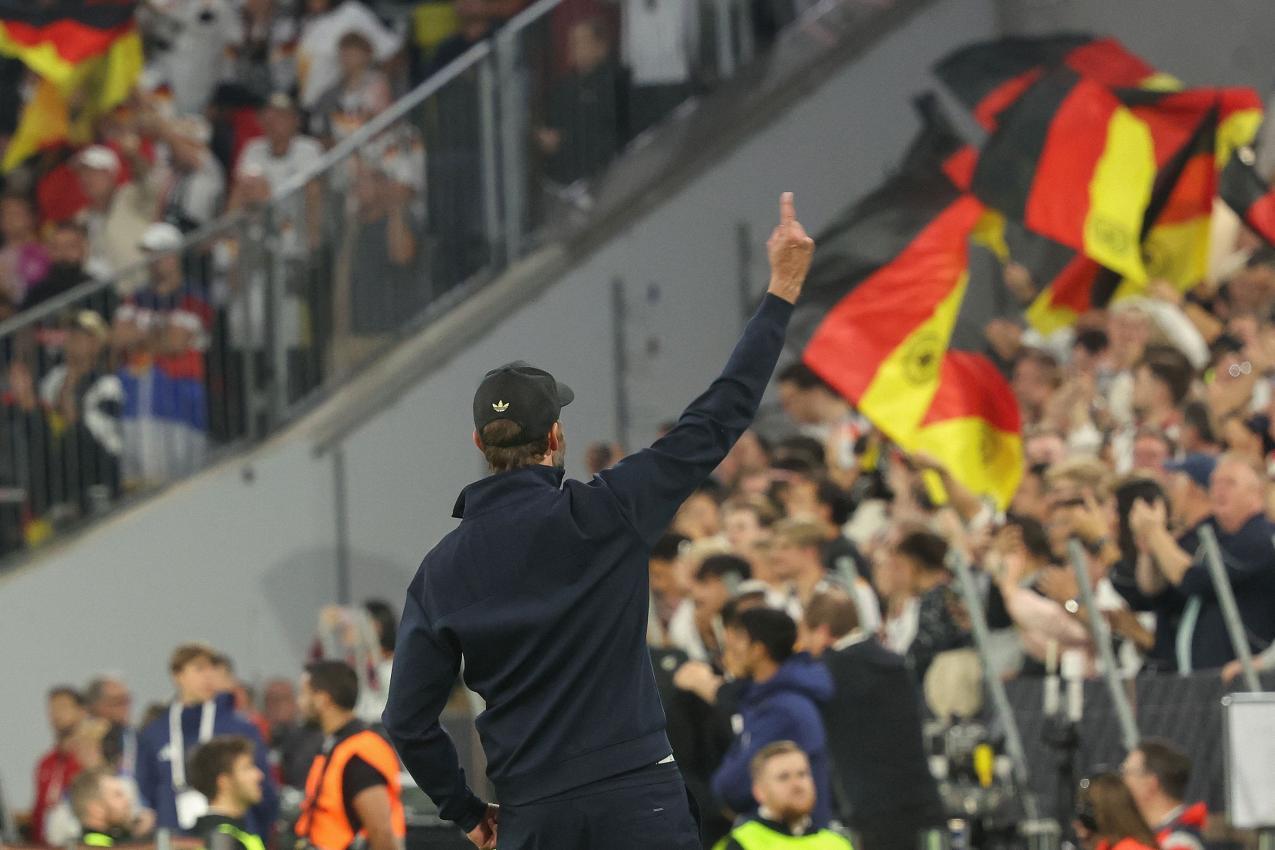 Jürgen Klopp feierte mit den Fans in München. © APA/afp / KARL-JOSEF HILDENBRAND
