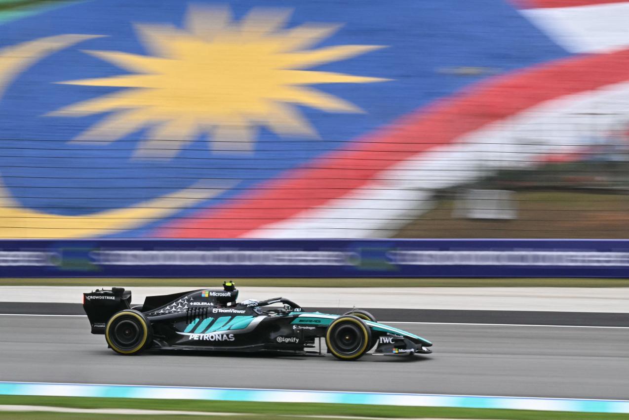 Kimi Antonelli kann den Sekt langsam aber sicher kaltstellen. © APA/afp / LILLIAN SUWANRUMPHA
