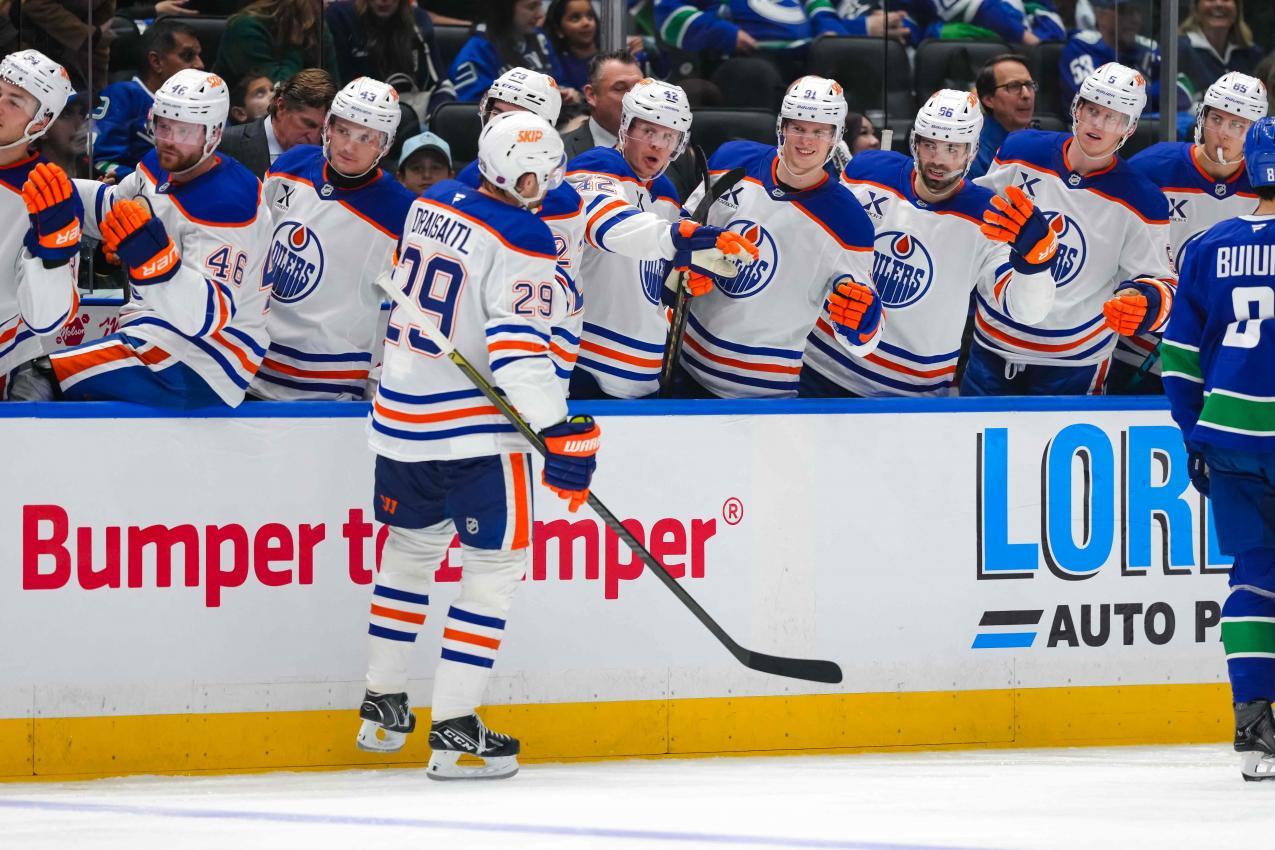 Leon Draisaitl bejubelte mit den Oilers einen wilden Sieg. © APA / DEREK CAIN