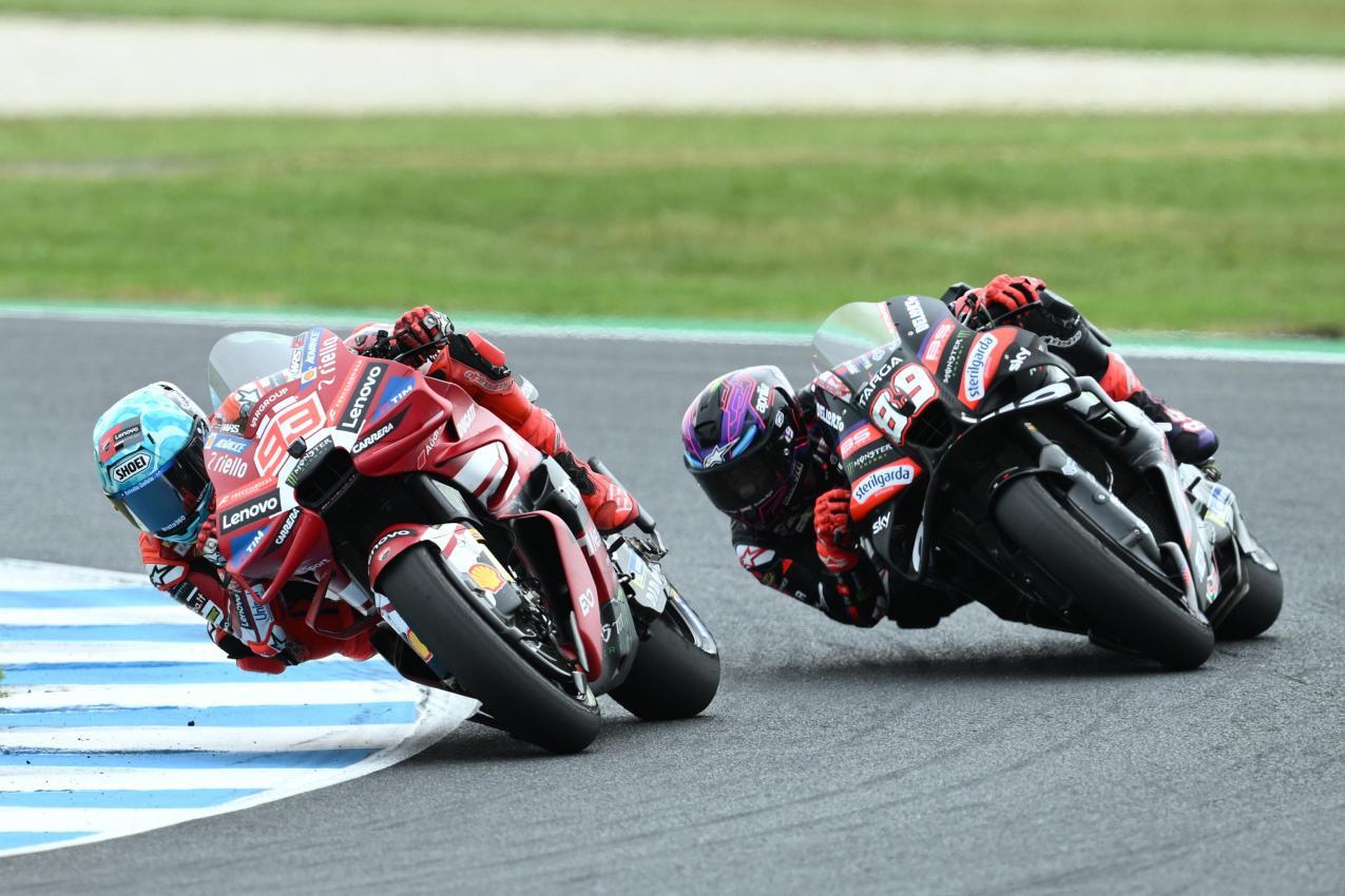 Marc Marquez (links) und Jorge Martin lieferten sich lange Zeit ein packendes Duell. © ANSA / JOEL CARRETT