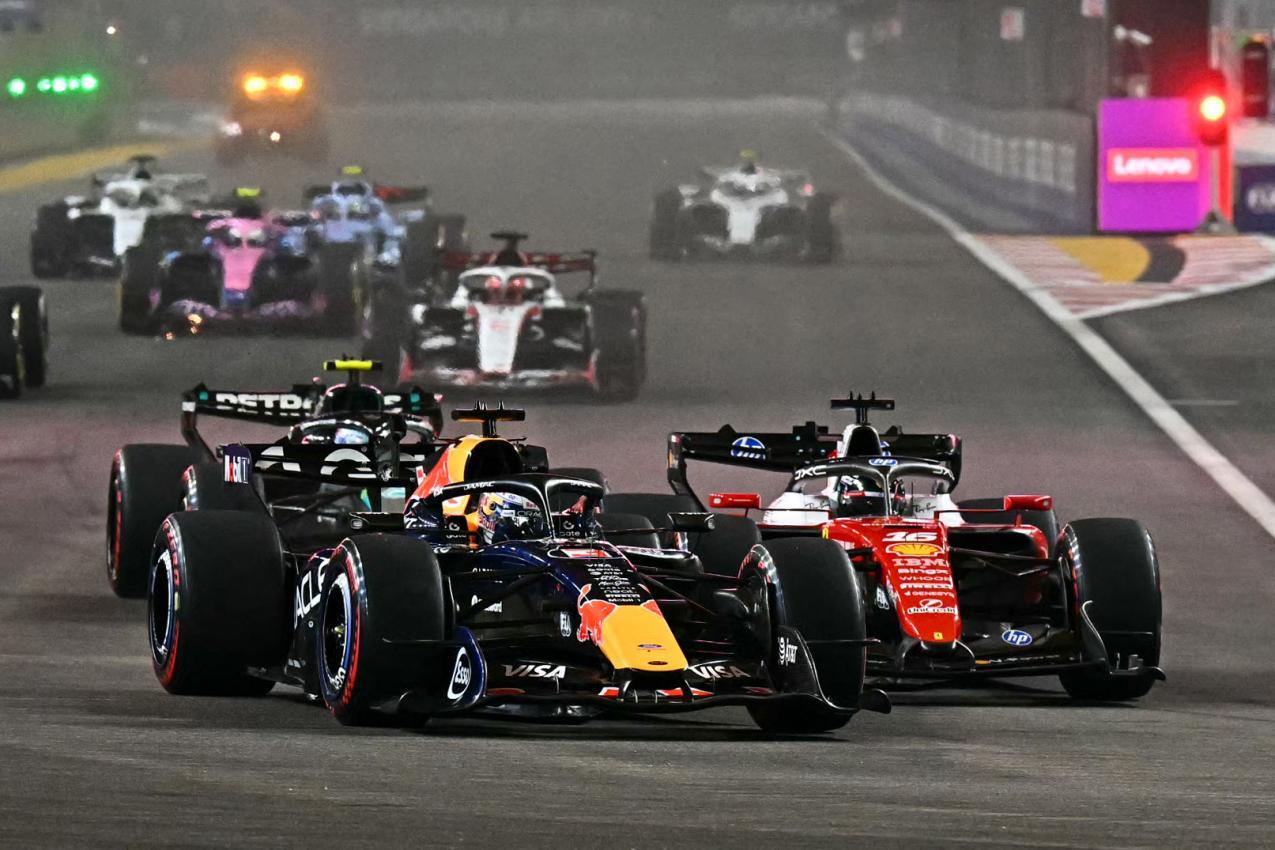 Max Verstappen und Charles Leclerc lieferten sich beim Start einen harten Kampf. © APA/afp / LILLIAN SUWANRUMPHA