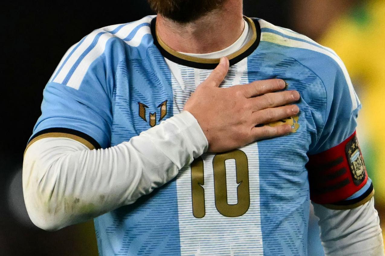 Messi im Trikot von Argentinien. © APA/afp / LUIS ROBAYO