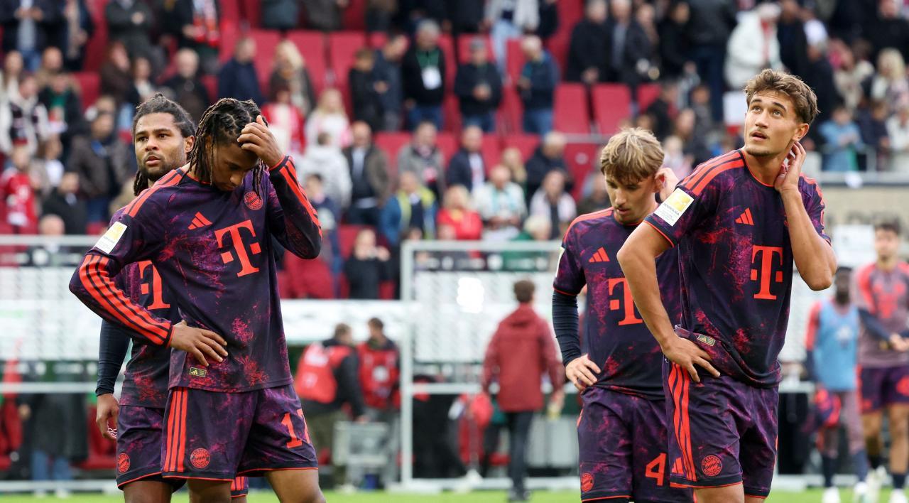 Nicht zufrieden: Der FC Bayern nach dem Remis in Augsburg. © APA/afp / KARL-JOSEF HILDENBRAND