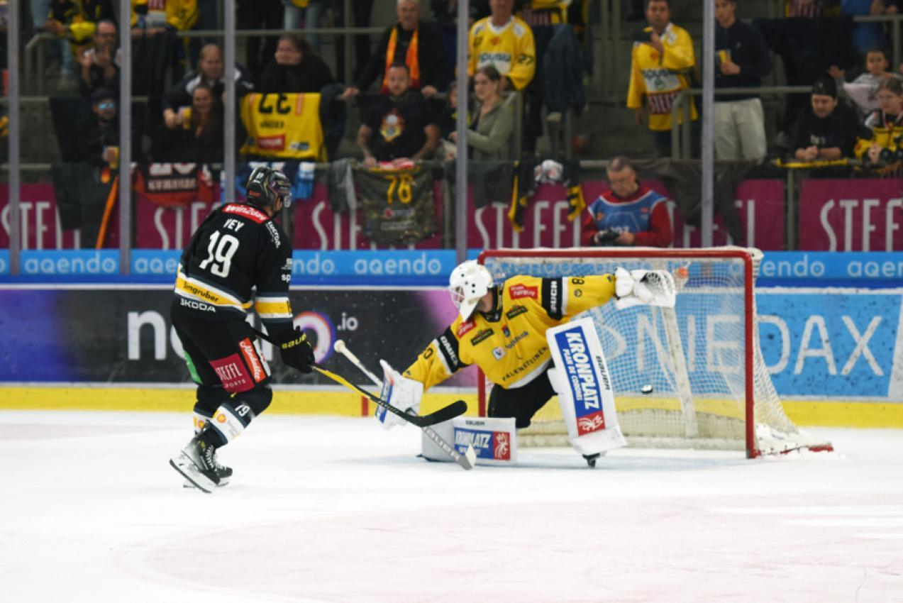 Pustertals Torhüter Eddie Pasquale hatte auch beim Penalty zum zwischenzeitlichen 1:1 das Nachsehen. © Vienna Capitals/Johann Pittner