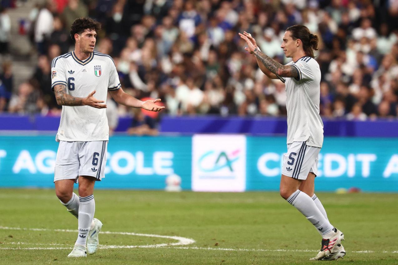 Riccardo Calafiori (r.) gratuliert Italiens Torschütze Alessandro Bastoni. © APA/afp / FRANCK FIFE