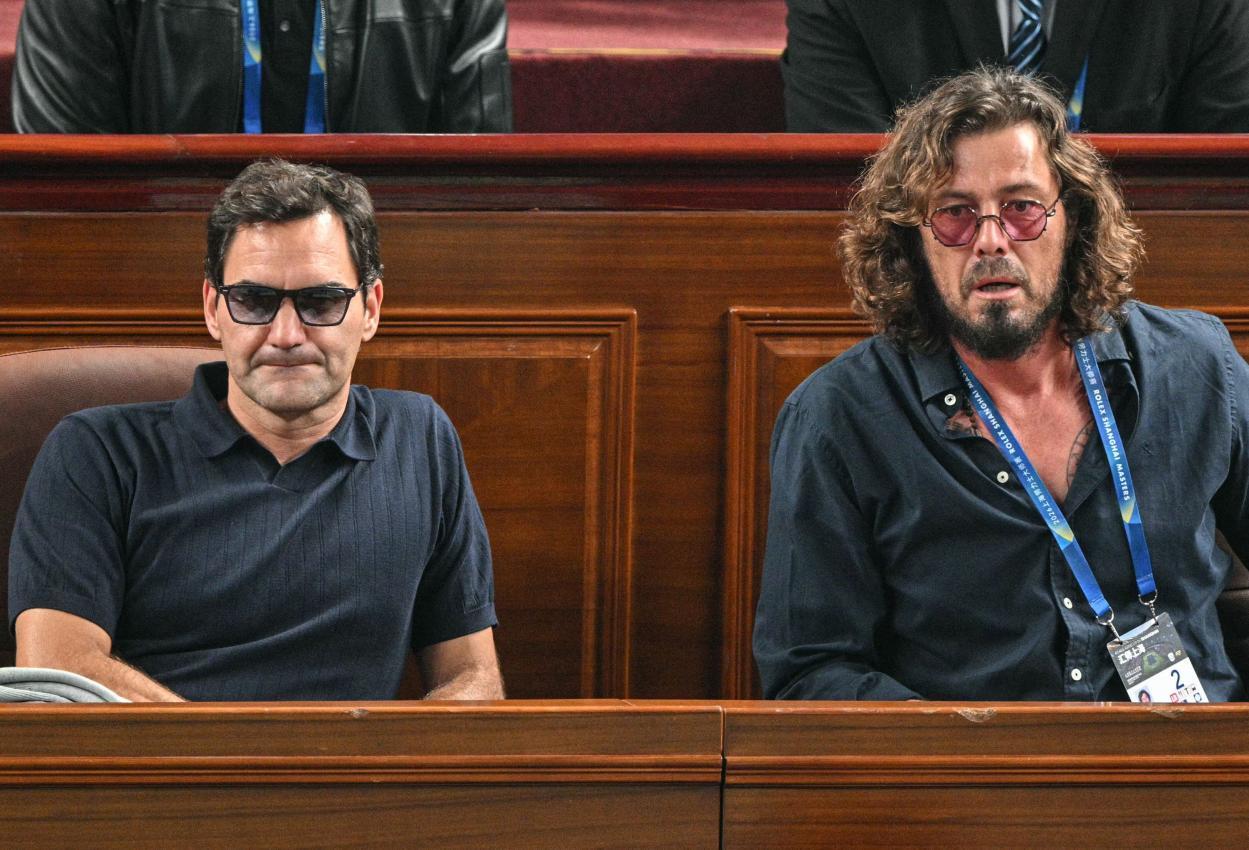 Roger Federer und Marat Safin (r.) ließen sich das spanische Endspiel in Shanghai nicht entgehen. © APA/afp / HECTOR RETAMAL