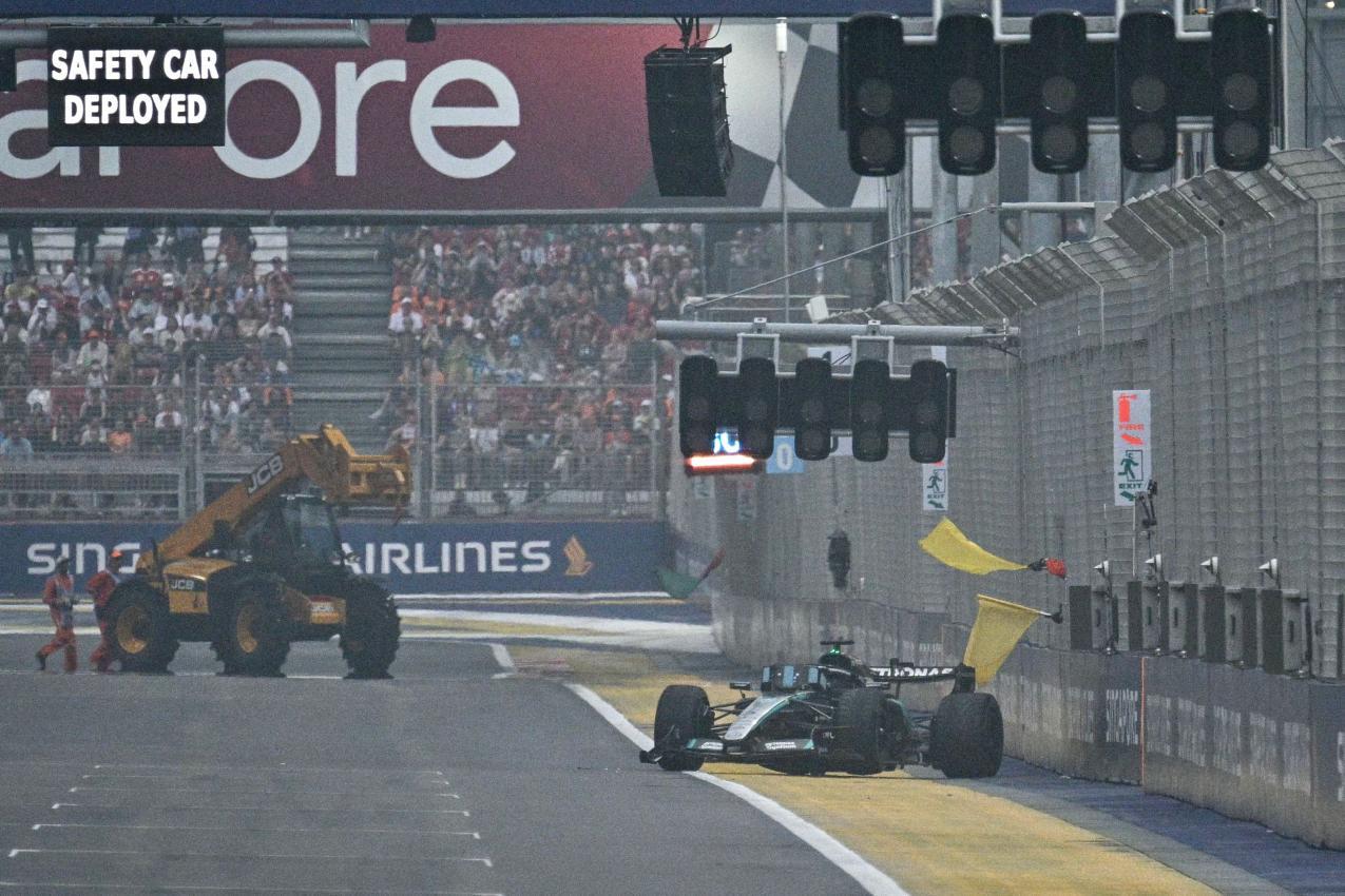 Russells Wagen musste mit einem Kran geborgen werden © APA/afp / ANTHONY WALLACE