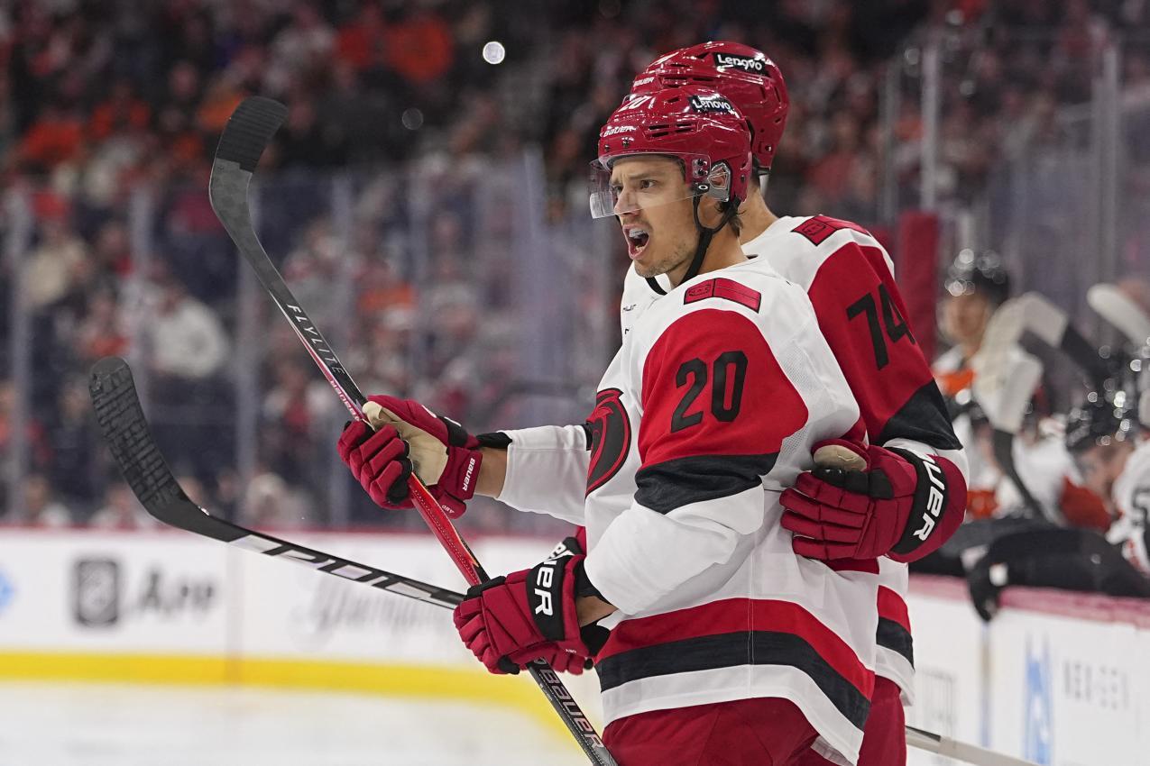Sebastian Aho und die Carolina Hurricanes sind nicht zu stoppen. © APA / MITCHELL LEFF