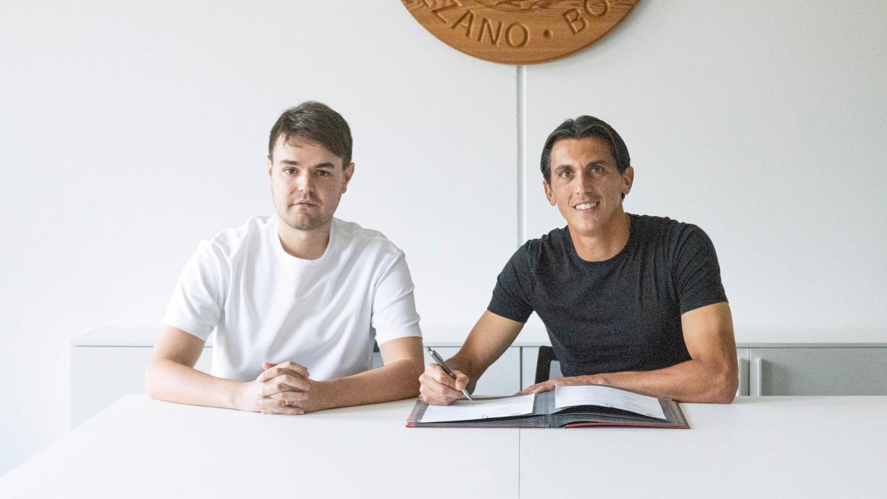 Sportdirektor Matteo Lovisa (links) bei der Vertragsverlängerung mit Salvatore Molina.