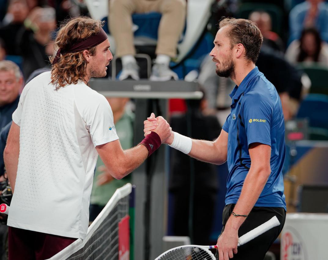 Stefanos Tsitsipas und Daniil Medvedev beim abschließenden Handshake. © ANSA / ALEX PLAVEVSKI