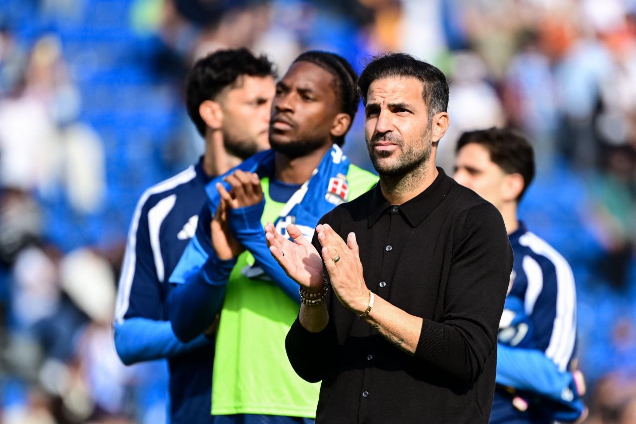 Trainer Cesc Fàbregas reist mit Como nach Rotterdam. © APA/afp / PIERO CRUCIATTI