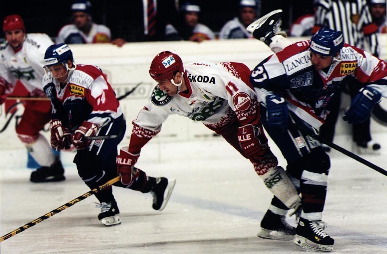Treffen Bozen und Mailand aufeinander, kann es ruppig werden. Im Bild: Larry Rucchin (r.) foult HCB-Stürmer Igor Maslennikow (l.) im Jahr 1997. © Massimo Pattis