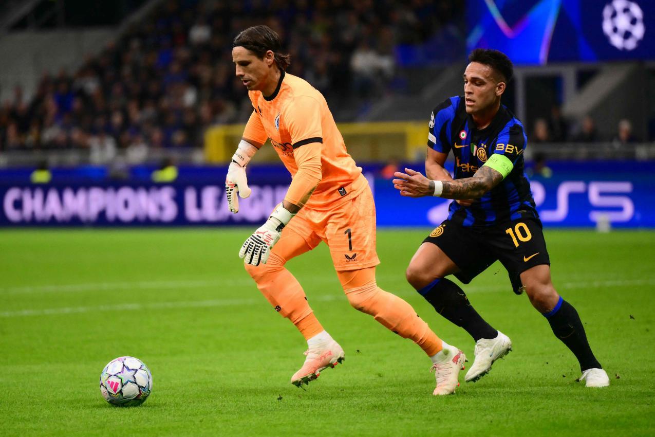Yann Sommer glänzte in der Champions League gegen seine Ex-Mitspieler um Lautaro Martinez. © APA/afp / MARCO BERTORELLO