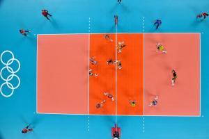 Blick aus der Vogelperspektive: Das Volleyball-Finale der Frauen zwischen USA und Brasilien. © APA/afp / ANTONIN THUILLIER
