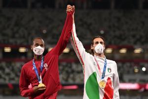 Die Co-Olympiasieger Essa Barshim und Gianmarco Tamberi bewiesen, dass sich Fairness und Erfolg nicht ausschließen. © APA/afp / INA FASSBENDER