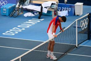 Erschöpfter Tennis-Megastar: Novak Djokovic gelang der ersehnte Triumph nicht. Nach seinem Halbfinal-Aus meinte der Serbe, dass er extrem müde sei. © APA/afp / VINCENZO PINTO