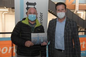 Josef Parigger (links, rechts Horst Pichler, Leiter der Athesia-Marketingabteilung) freute sich über ein Wellness-Paket in der Therme Meran.