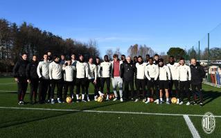 Jannik Sinner (Bildmitte) mit der Milan-Mannschaft. © AC Milan/Social Media