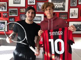 Sandro Tonali (links) bekam einen Tennisschläger. © Jannik Sinner/Social Media