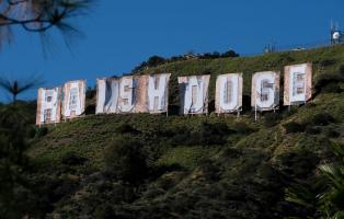 Die berühmen Hollywood Buchstaben lasen während der parade „Rams House“. © APA/afp / CHRIS DELMAS