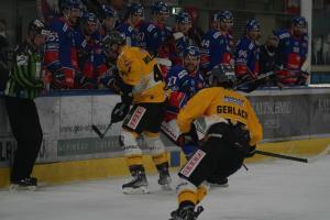 Max Gerlach (vorne) kassierte 2 vermeidbare Strafen. © Dominik Faller / HC Innsbruck