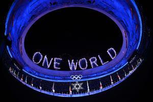 „One World“ war das Motto der Schlusszeremonie. © APA/afp / ANNE-CHRISTINE POUJOULAT