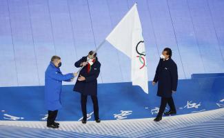 Thomas Bach übergab die Olympische Flagge an Giuseppe Sala und GIanpietro Ghedina, die Bürgermeister von Mailand und Cortina. © ANSA / HOW HWEE YOUNG