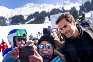 Roger Federer erfüllte zahlreiche Fotowünsche. © ANSA / JEAN-CHRISTOPHE BOTT