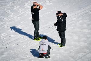 Zahlreiche schwere Verletzungen ließen die Skisprung-Fans um das Leben des Norwegers zittern. © AFP / JURE MAKOVEC