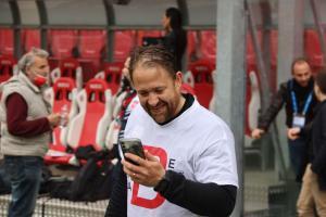 Auch Trainer Ivan Javorcic hat das Smartphone gezückt.