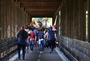 Aus Padua reisten rund 1200 Anhänger an. Sie marschierten zu Fuß über die Etsch-Radbrücke zum Gästesektor.