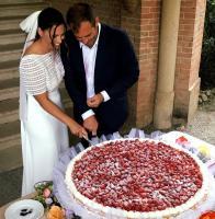 Elena Curtoni und ihr Mann Nicolo Robello schneiden die Hochzeitstorte an.