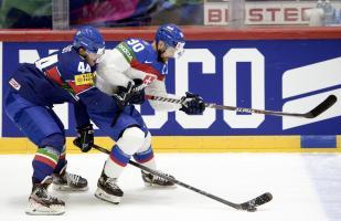 Gregorio Gios versucht in dieser Szene NHL-Stürmer Tomas Tatar zu bremsen. © APA/afp / MIKKO STIG