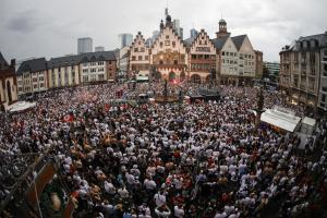 Tausende Menschen versammelten sich in Frankfurt. © ANSA / RONALD WITTEK