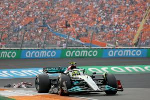 Lewis Hamilton regte sich hingegen maßlos über die Strategie auf und wurde nur Vierter. © APA/afp / KENZO TRIBOUILLARD