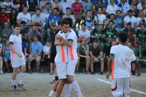 Morktplotz-Sieger im Jahr 2018: Lorenzo Sgarbi (2. von links) sorgte mit seinem Team FC Vladini vor 600 Zuschauern für die Sensation beim Paulsner Morktplotz-Turnier.