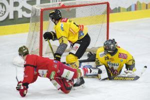 Drin ist er: Bozens Dustin Gazley (links) versenkt die Scheibe im Netz. © VANNA ANTONELLO