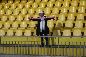 Dieser Zuschauer ist der einzige FCS-Fan, der die Reise ins 850 Kilometer entfernte Benevento auf sich genommen hat.