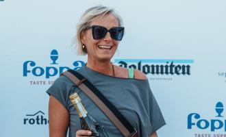 Alexandra Foppa, Chefin des Hauptsponsors Foppa Taste Supporter, bekam eine Flasche Prosecco als Geschenk überreicht. © pm