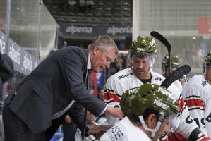 Bozen-Coach Sundblad gibt Mike Halmo Anweisungen.