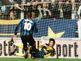 Buffon, hier in seinen Anfangsjahren bei Parma gegen Inters Ronaldo. © ANSA / BENVENUTI-PARENTI / XX