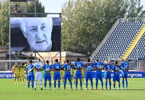 In den italienischen Fußball-Stadien gab es am Sonntag eine Gedenkminute für Mazzone. © ANSA / CLAUDIO GIOVANNINI